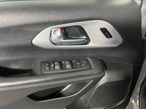 Certified 2025 Chrysler Pacifica Limited FWD image 17