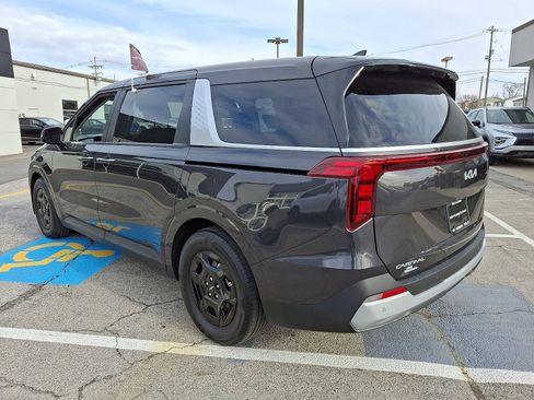 Used 2025 Kia Carnival image 5