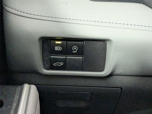 Used 2023 Toyota Highlander XLE AWD/4WD image 13
