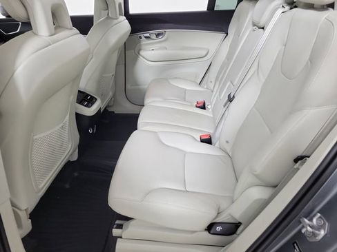Used 2020 Volvo XC90 T5 Momentum image 12