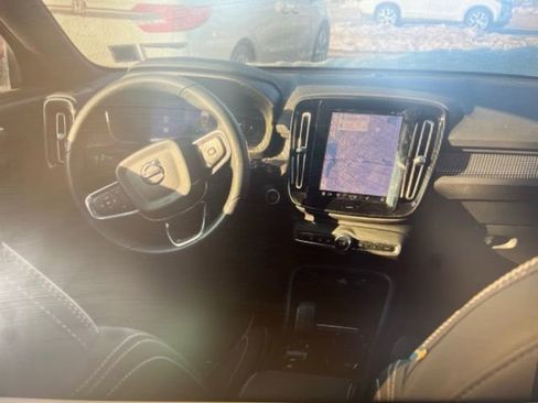 Used 2023 Volvo XC40 B5 Plus w/ Climate Package image 4