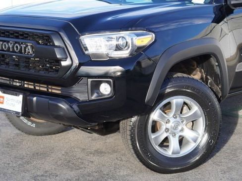 Used 2017 Toyota Tacoma TRD Off-Road image 5