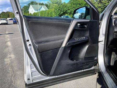 Used 2017 Toyota RAV4 LE w/ Carpet Mat Package AWD/4WD image 9