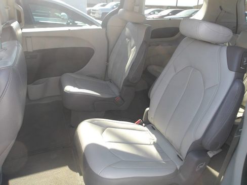 Used 2018 Chrysler Pacifica Touring-L w/ Advanced Safetytec Group image 8