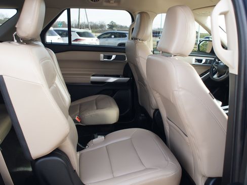 Used 2021 Ford Explorer XLT w/ Equipment Group 202A image 22