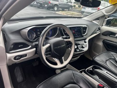 Used 2018 Chrysler Pacifica Limited w/ Tire & Wheel Group FWD image 9