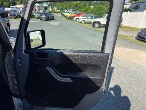 Used 2013 Jeep Wrangler Unlimited Sahara w/ Connectivity Group AWD/4WD image 9