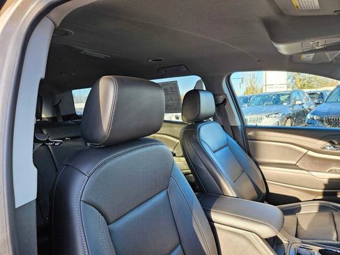 Used 2023 GMC Acadia SLT image 13