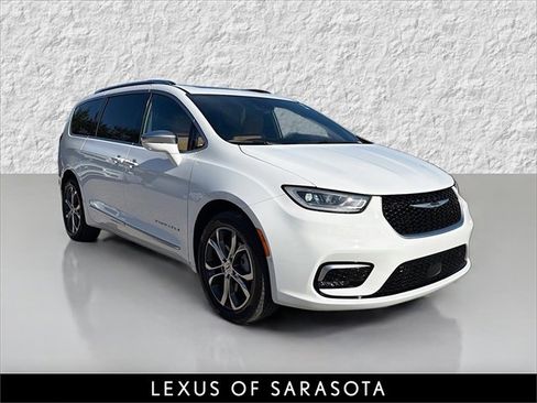 Used 2022 Chrysler Pacifica Pinnacle image 1