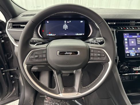 Used 2025 Jeep Grand Cherokee Laredo X image 19