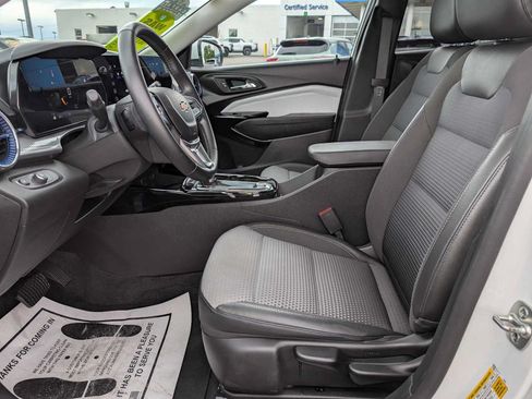 Used 2024 Chevrolet Trax LT w/ Sunroof Package FWD image 4