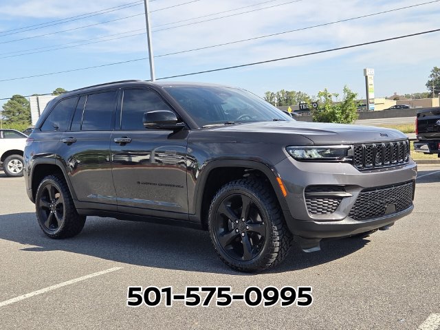 Used 2023 Jeep Grand Cherokee Altitude AWD/4WD image 4