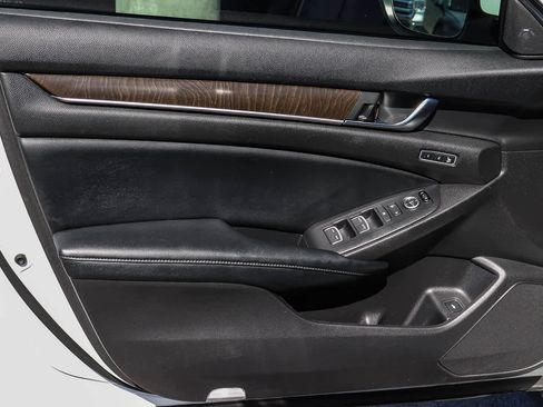Used 2018 Honda Accord Touring image 25
