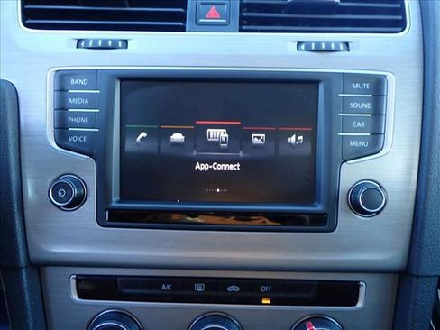 Used 2016 Volkswagen Golf S image 17