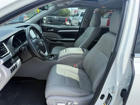 Used 2016 Toyota Highlander XLE FWD image 9