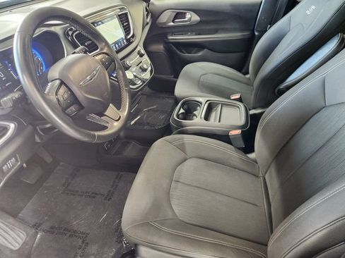 Used 2019 Chrysler Pacifica Touring Plus w/ S Appearance Package FWD image 4