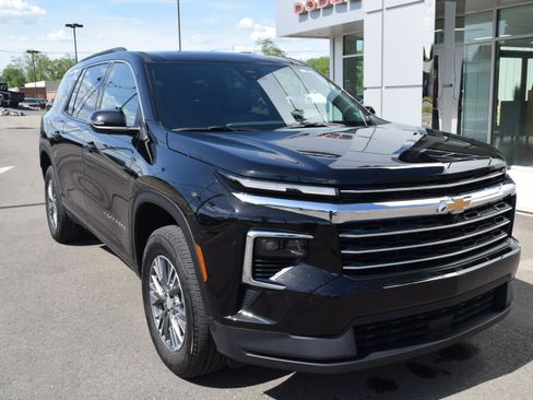 Used 2026 Chevrolet Traverse LT AWD/4WD image 2