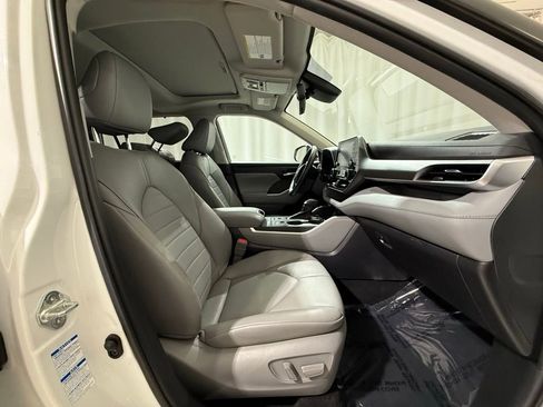 Used 2022 Toyota Highlander XLE image 24