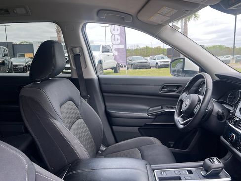 Used 2023 Nissan Pathfinder SV image 11