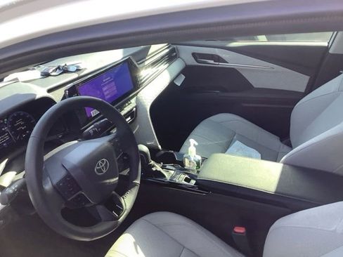 Used 2025 Toyota Camry XLE AWD/4WD image 2