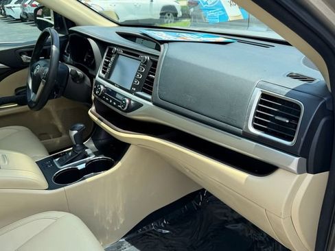 Used 2015 Toyota Highlander XLE FWD image 20