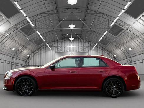 Used 2019 Chrysler 300 Touring w/ Sport Appearance Package RWD image 4