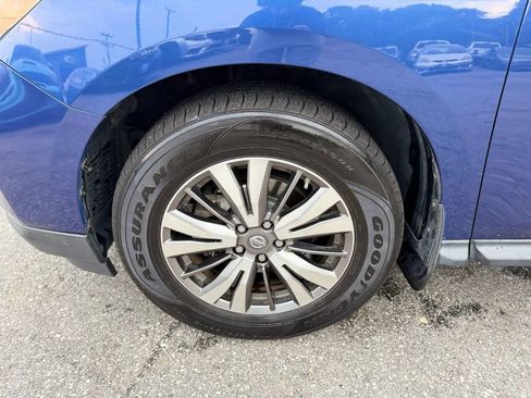 Used 2018 Nissan Pathfinder SL w/ Cargo Package FWD image 2