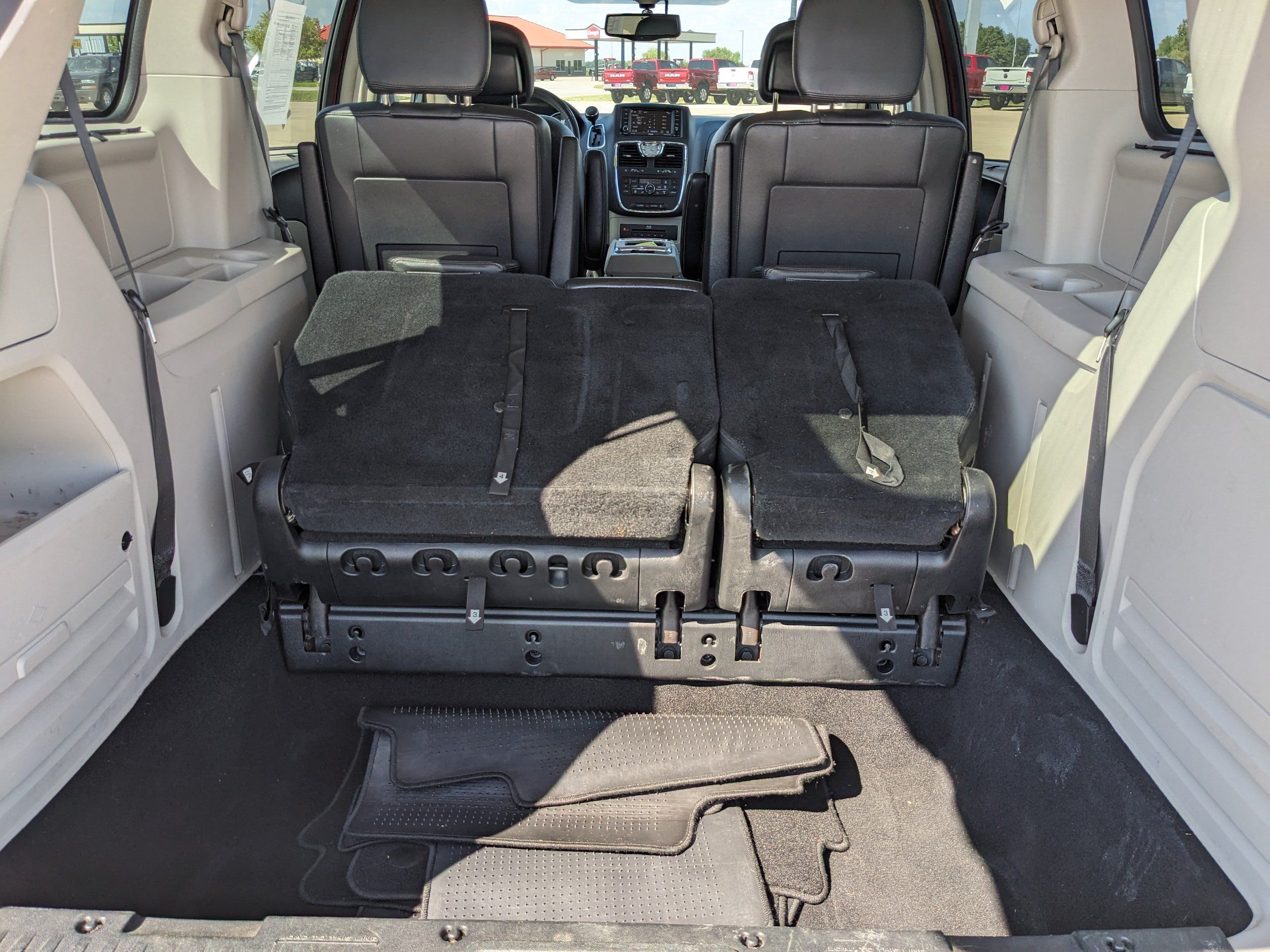 Used 2016 Chrysler Town & Country Touring-L FWD image 47