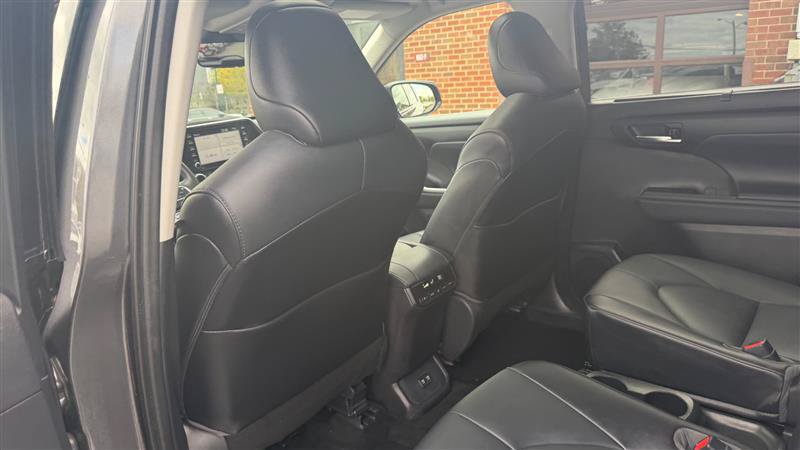 Used 2021 Toyota Highlander XLE FWD image 21