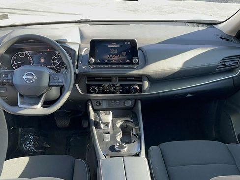 Used 2025 Nissan Rogue S image 12