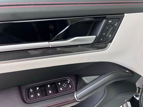 Certified 2025 Porsche Cayenne Turbo AWD/4WD image 30
