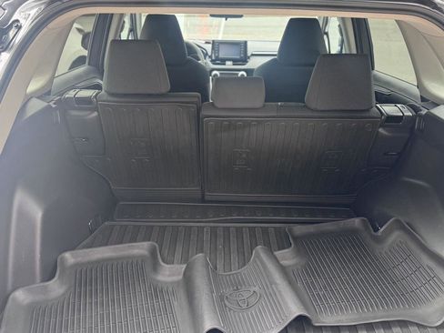 Used 2019 Toyota RAV4 LE AWD/4WD image 25