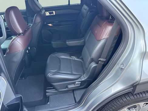 Used 2023 Ford Explorer Platinum w/ Technology Package AWD/4WD image 10
