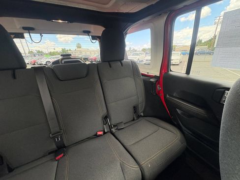 Used 2025 Jeep Wrangler Unlimited Sahara AWD/4WD image 37