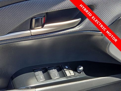 Used 2025 Toyota Camry SE FWD image 13