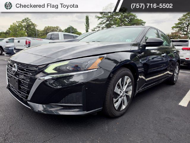 Used 2024 Nissan Altima 2.5 S FWD image 1