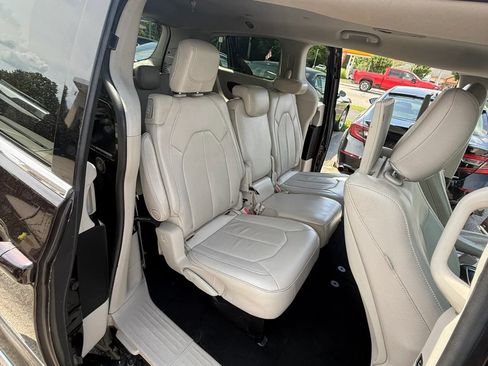 Used 2017 Chrysler Pacifica Touring-L Plus FWD image 20
