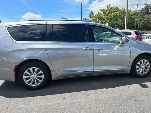 Used 2019 Chrysler Pacifica Touring-L FWD image 8