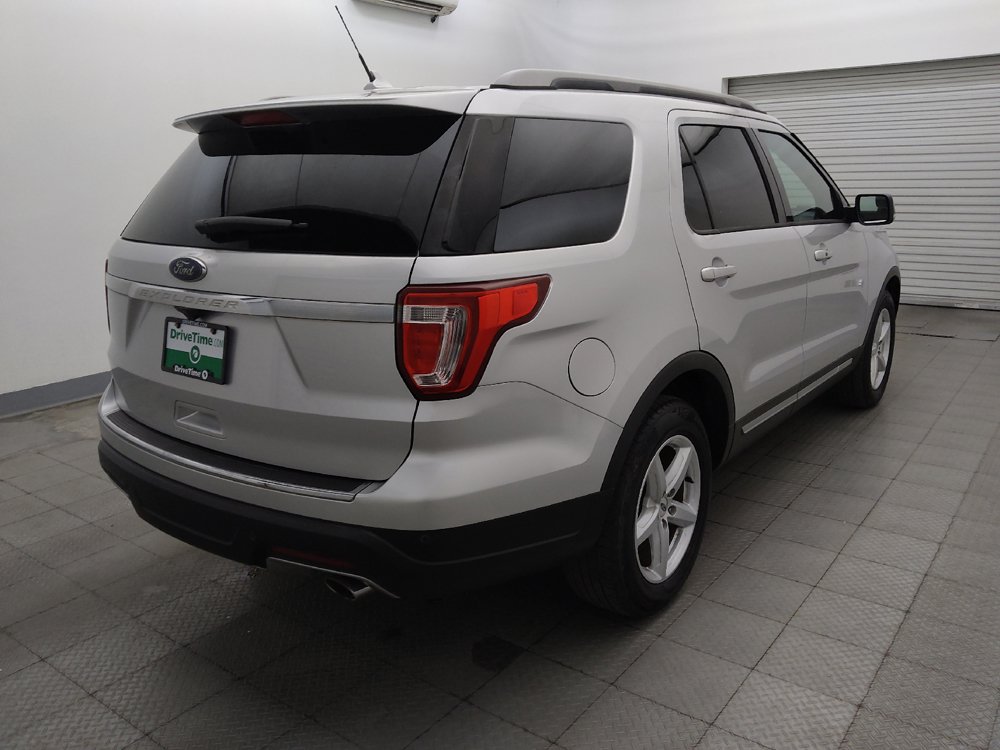 Used 2018 Ford Explorer XLT w/ Equipment Group 202A FWD image 9