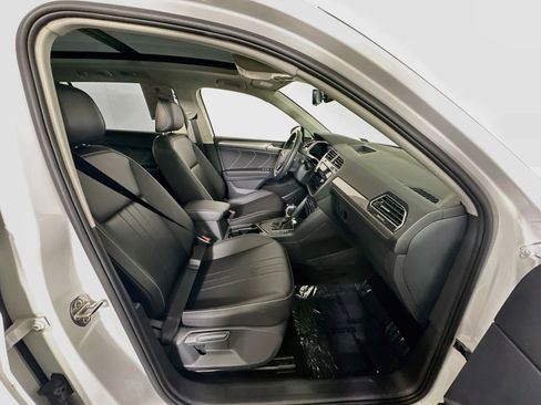 Used 2024 Volkswagen Tiguan SE w/ Panoramic Sunroof Package FWD image 35