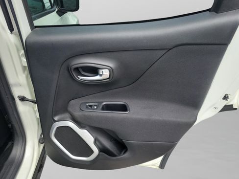 Used 2018 Jeep Renegade Latitude w/ Cold Weather Group image 25