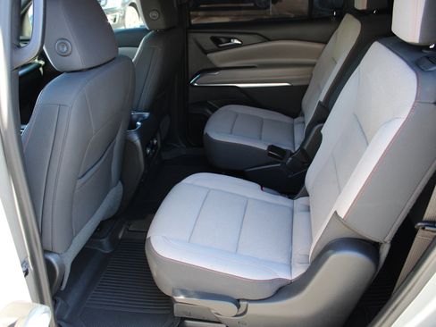 Used 2024 Chevrolet Traverse LT image 12