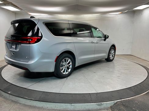 New 2026 Chrysler Pacifica Select image 5