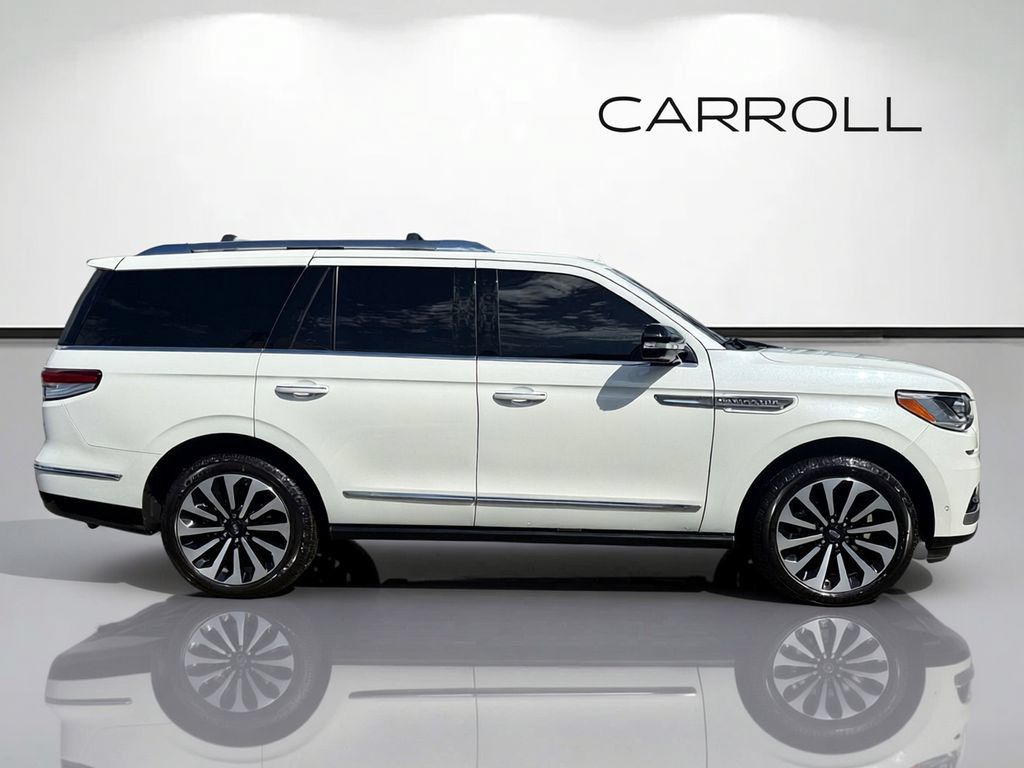Used 2024 Lincoln Navigator Reserve AWD/4WD image 2