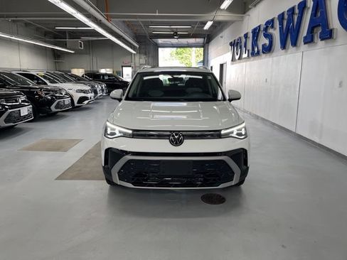 Used 2025 Volkswagen Taos SEL AWD/4WD image 6