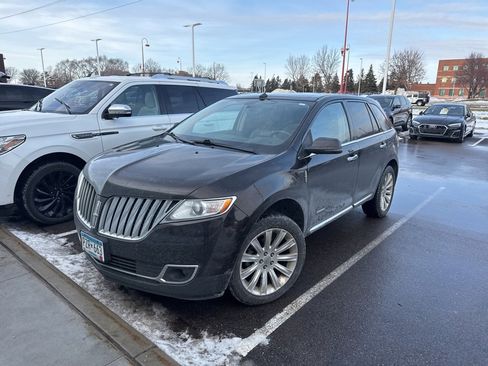 Used 2013 Lincoln MKX FWD image 2