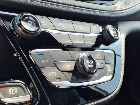 New 2026 Chrysler Pacifica Select image 9