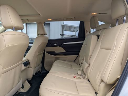Used 2019 Toyota Highlander SE image 28