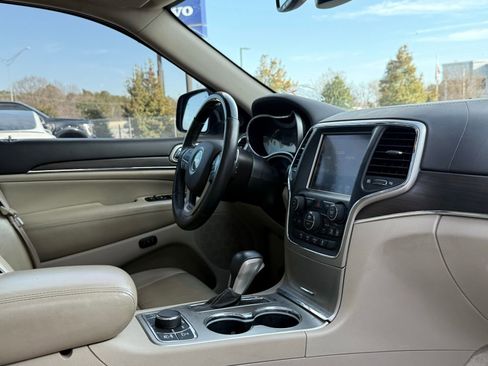 Used 2017 Jeep Grand Cherokee Overland image 45