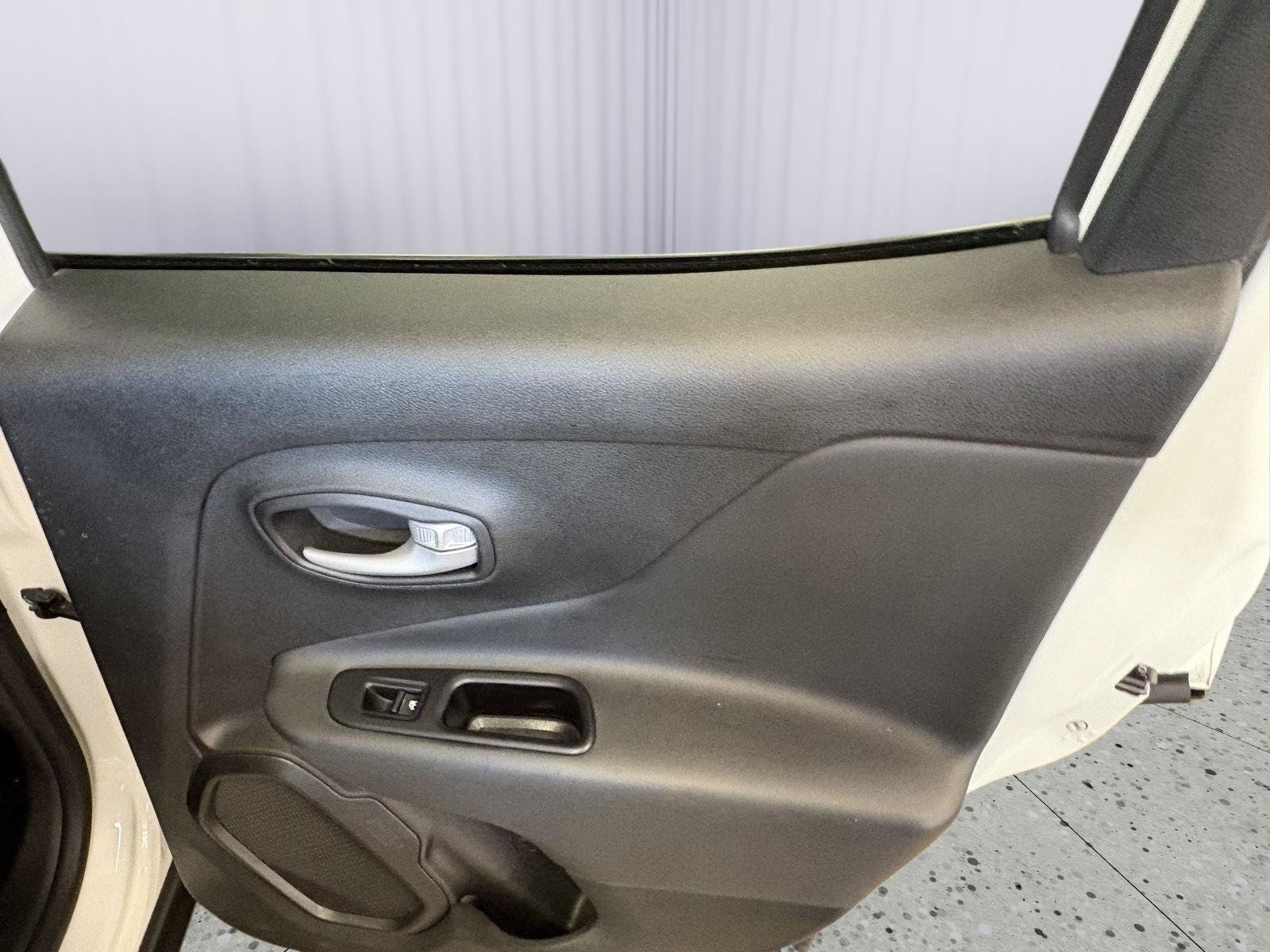 Used 2023 Jeep Renegade Latitude AWD/4WD image 17